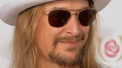 هي بين Travis Tritt et Kid Rock