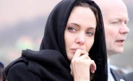 تلك هي إنسانية السيدة انجلينا جولي ...فأين هي إنسانيتنا نحن؟